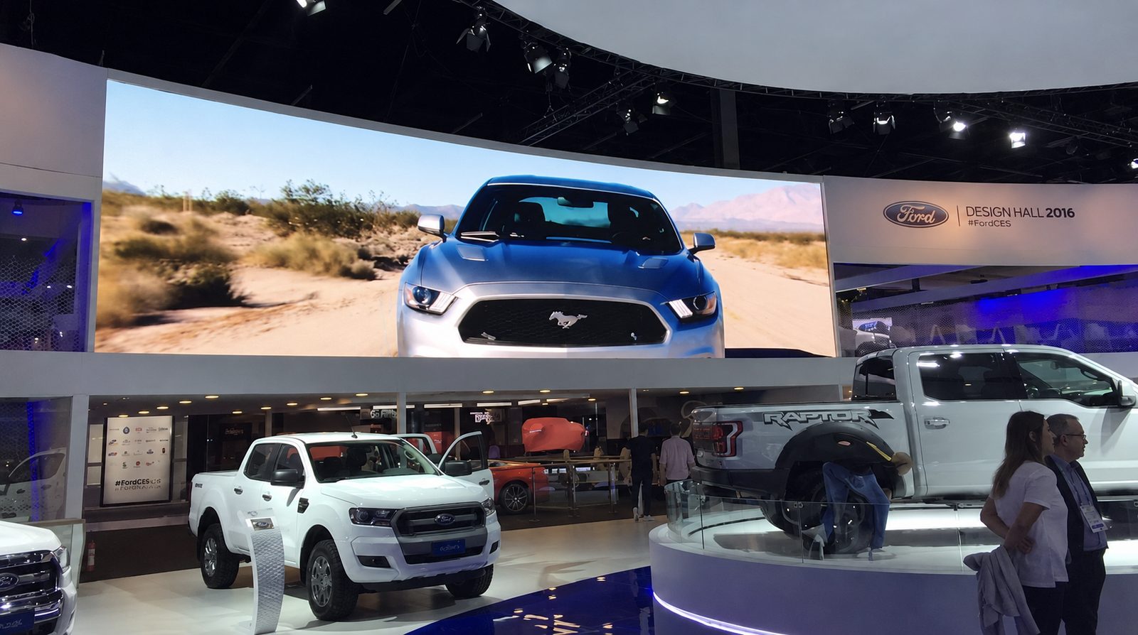 Estande com painel de LED em feira de negócios — foto 1